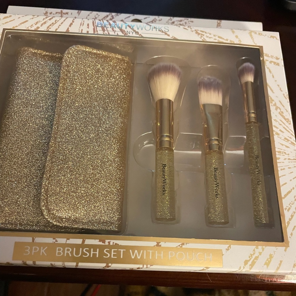 NWT Luxurious Beauty Works Glitter Brush Set With Carrying Case.